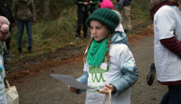 Stolz trugen die Kinder die Ernennungsurkunde zum Botschafter:in für Klimagerechtigkeit nach Hause. Foto: Theresa Uhlemann, EAR