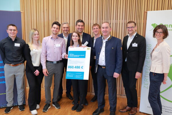 Wirtschaftsminister Aiwanger übergibt den Förderbescheid an das BAICert-Projektteam.